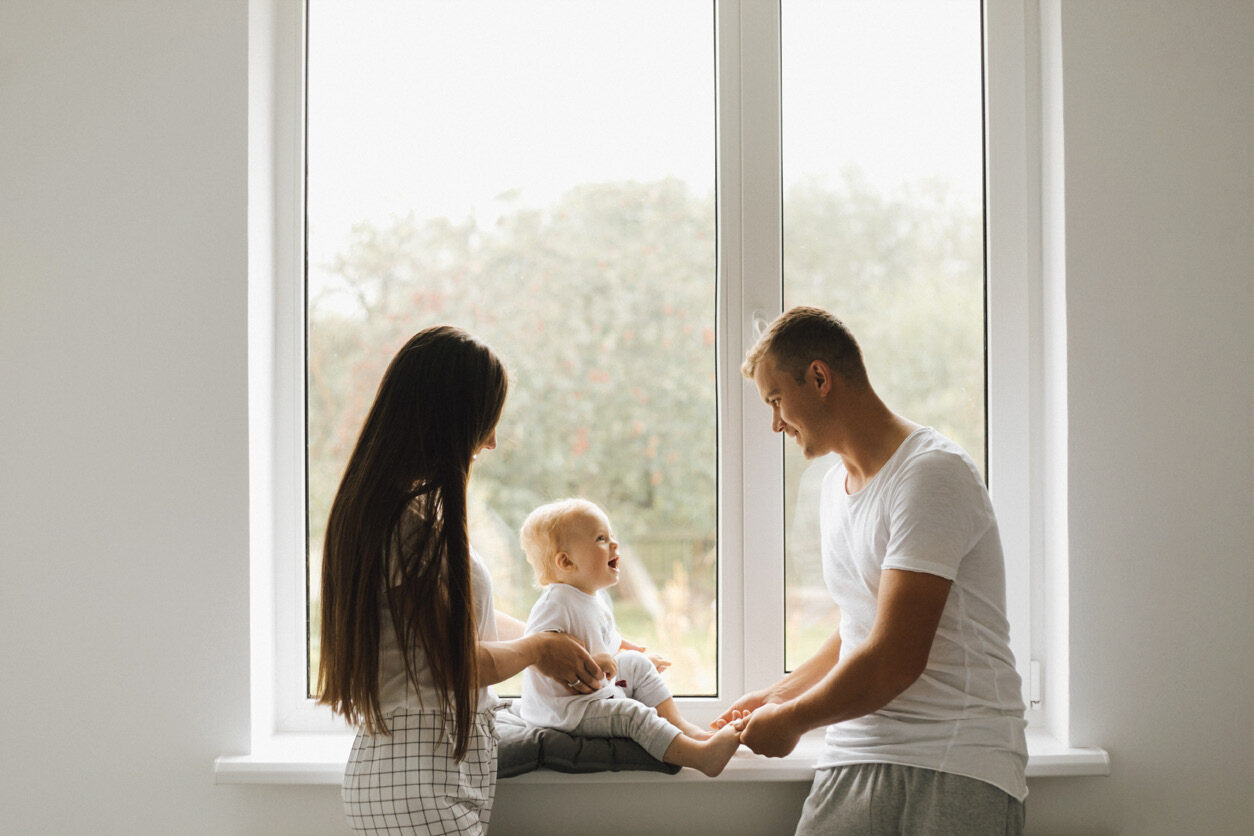 Famiglia in una casa luminosa con serramenti Windows Solutions