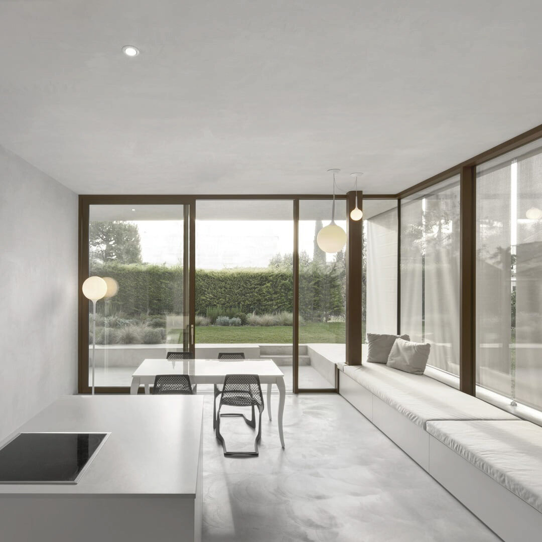 Ambiente con ampie vetrate — showroom Windows Solutions