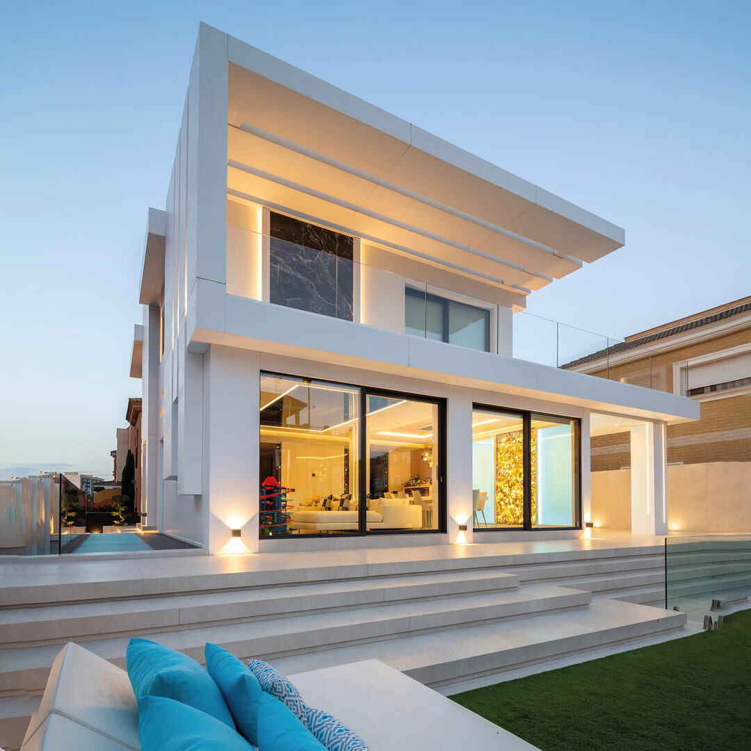Villa moderna con ampie vetrate al tramonto